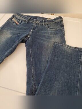 Straight-Leg Women’s Jeans in Faded Blue